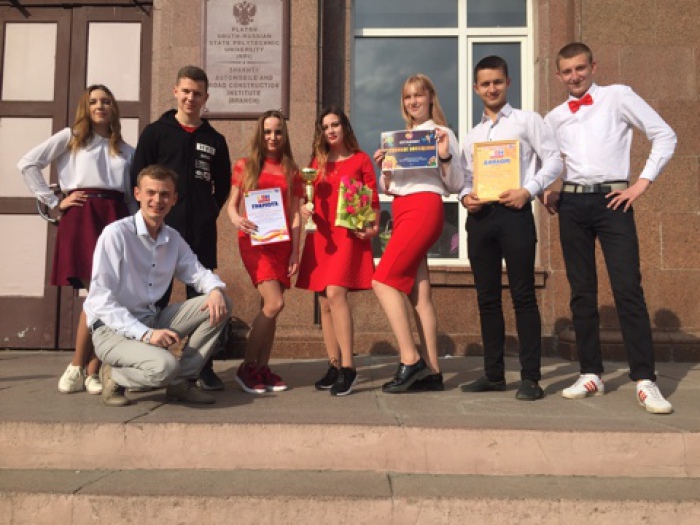 Команда КВН „Шахтинские саморезы“ во главе со своим капитаном Мариной Марсановой
Фото: Тамара Мазур, Шахты.SU