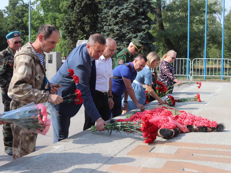 День города город шахты ростовская область. Мемориальные комплексы в городах. День ВДВ информация. Памятный мемориал курсантам.