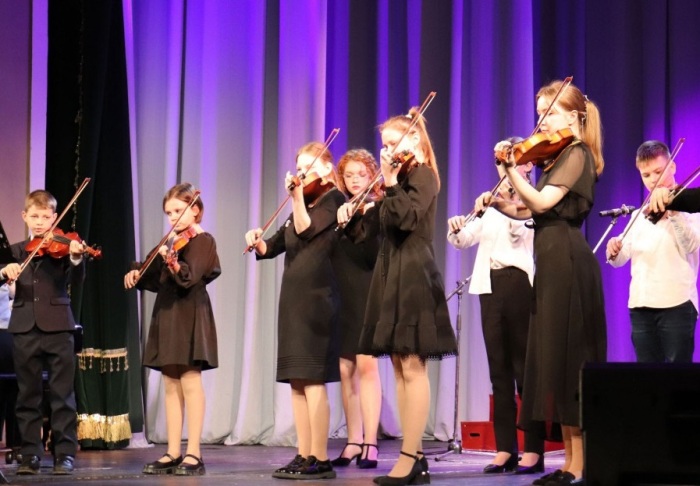 Песней "Россия" был открыт концерт юных дарований шахтинской школы искусств