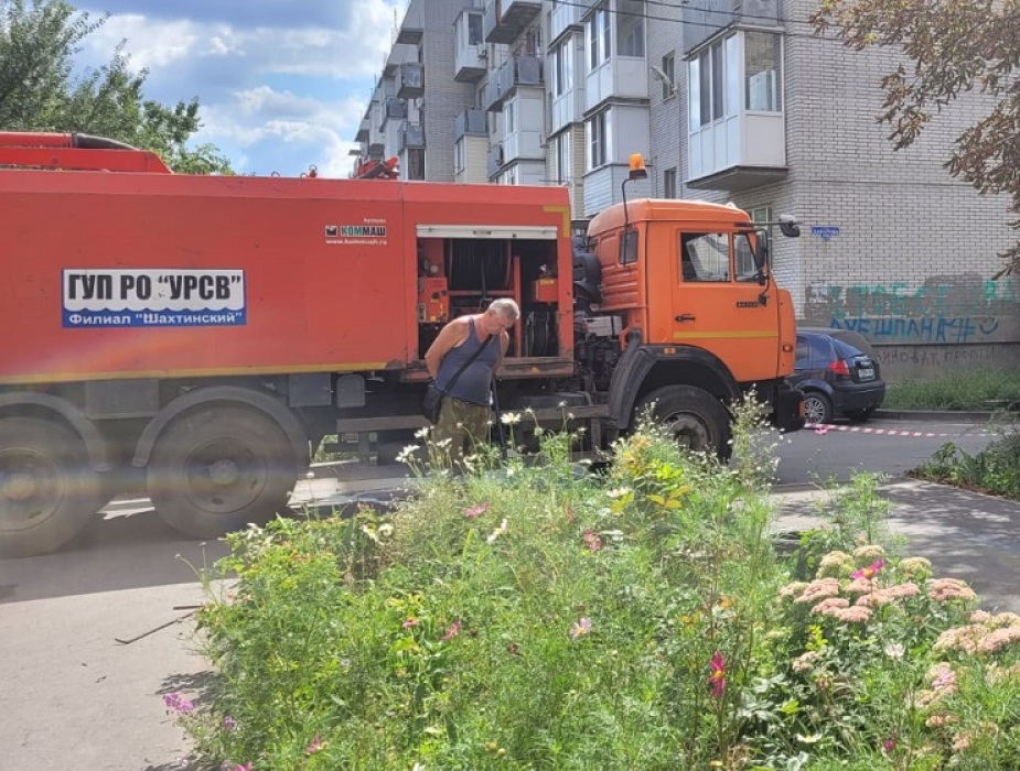 На улице Хабарова промыли канализацию