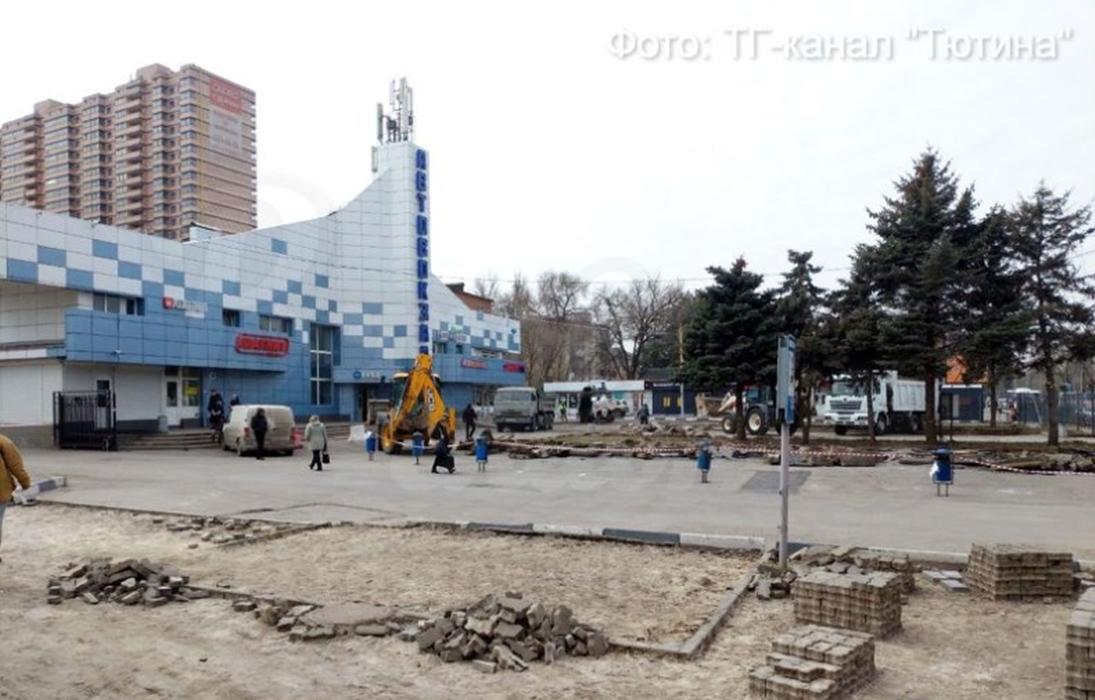 В Ростове начали демонтировать площадь возле пригородного автовокзала
