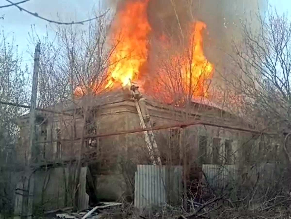В Шахтах горел очередной расселённый дом