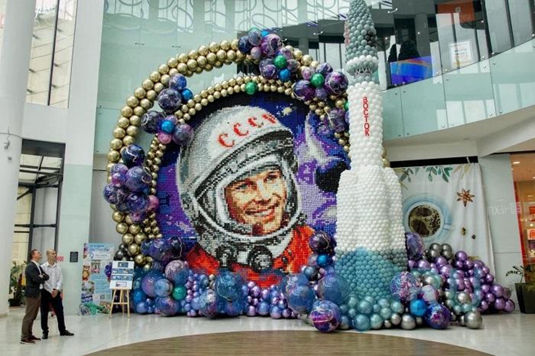 В Ростове собрали портрет Юрия Гагарина из 100 тысяч воздушных шаров