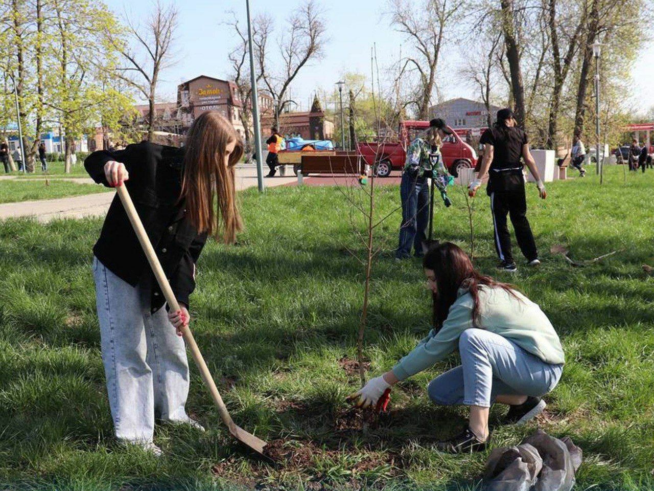 В Шахтах прошёл традиционный День древонасаждения