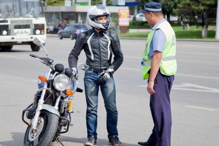 Мотоциклистов и самокатчиков штрафовали в Шахтах в ходе операции "Мото-сим"