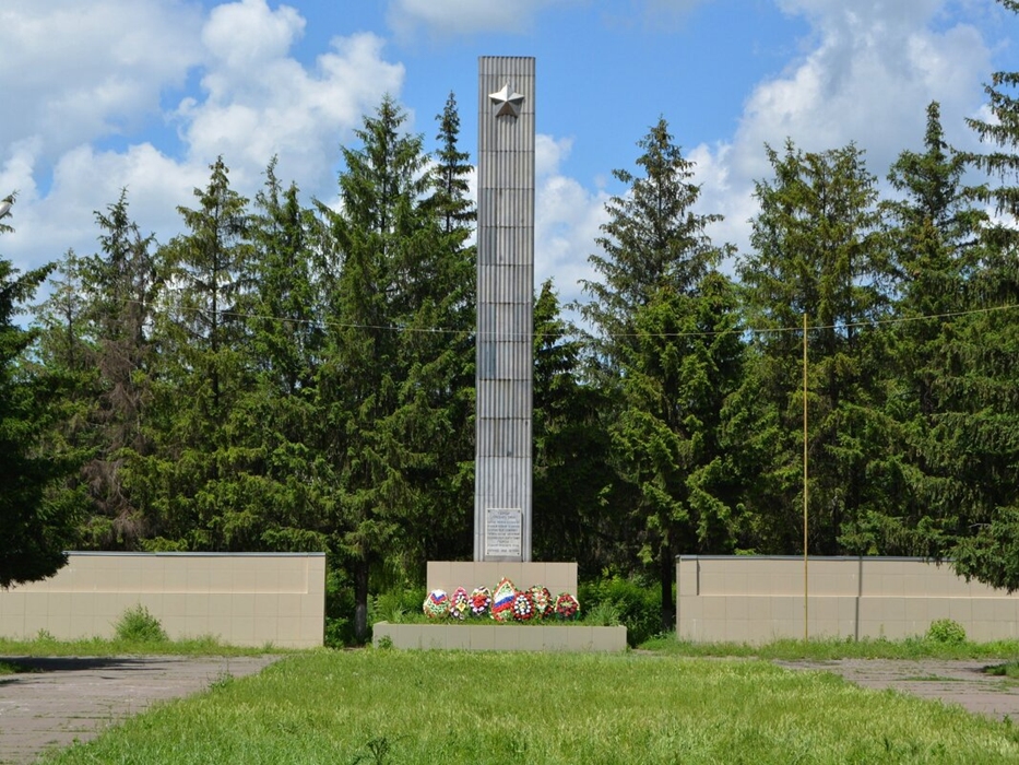 Горожане решили обновить гранитную плиту на монументе боевой и трудовой славы