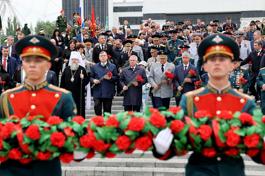 В Ростове возложили гирлянду Славы и провели торжественное собрание