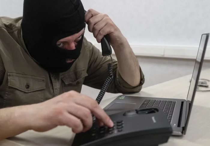 Более полумиллиона рублей перевёл на 